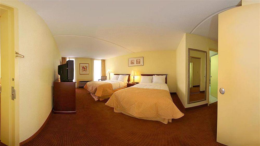 Ramada By Wyndham Wichita Airport Hotel Ngoại thất bức ảnh