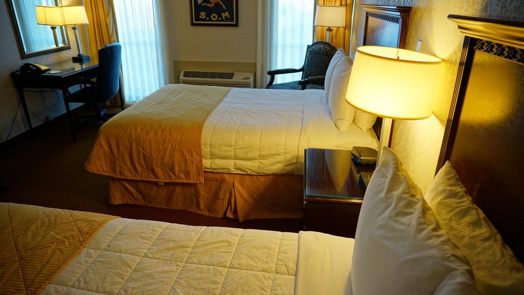 Ramada By Wyndham Wichita Airport Hotel Ngoại thất bức ảnh