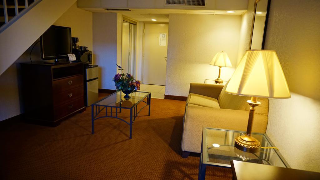 Ramada By Wyndham Wichita Airport Hotel Ngoại thất bức ảnh