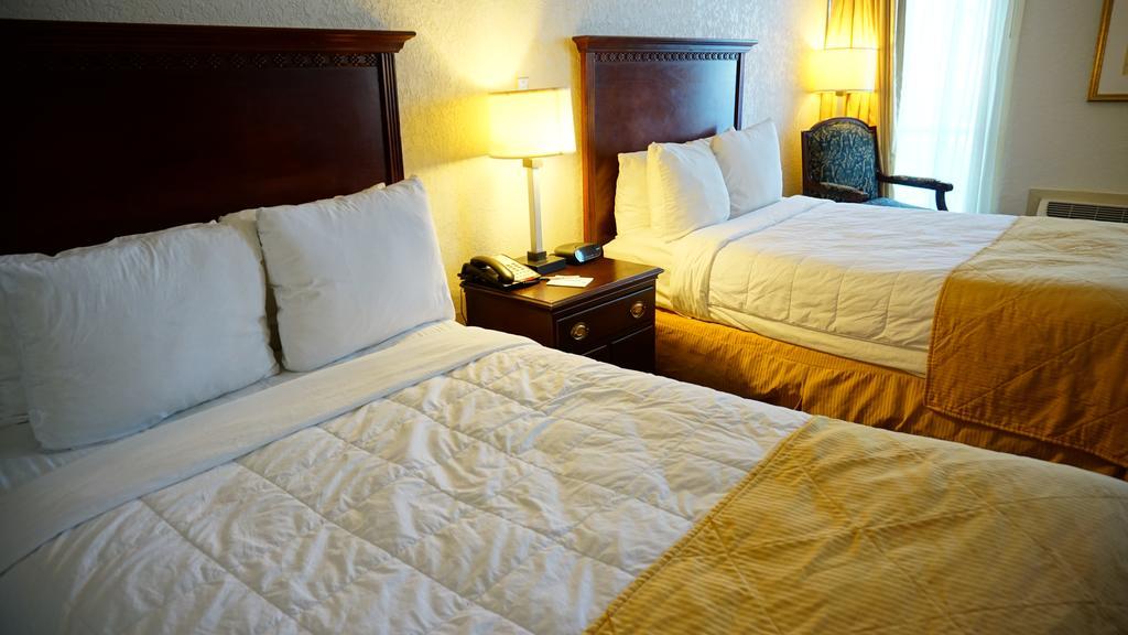 Ramada By Wyndham Wichita Airport Hotel Ngoại thất bức ảnh