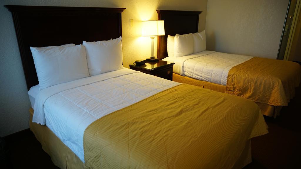 Ramada By Wyndham Wichita Airport Hotel Ngoại thất bức ảnh