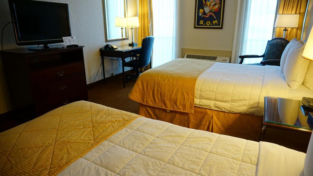Ramada By Wyndham Wichita Airport Hotel Ngoại thất bức ảnh