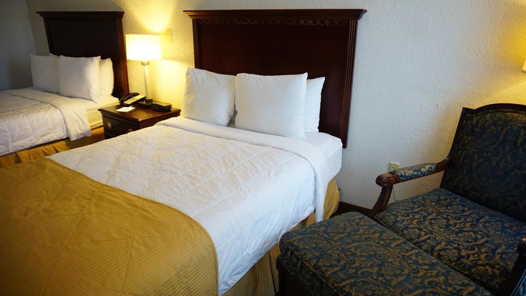 Ramada By Wyndham Wichita Airport Hotel Ngoại thất bức ảnh