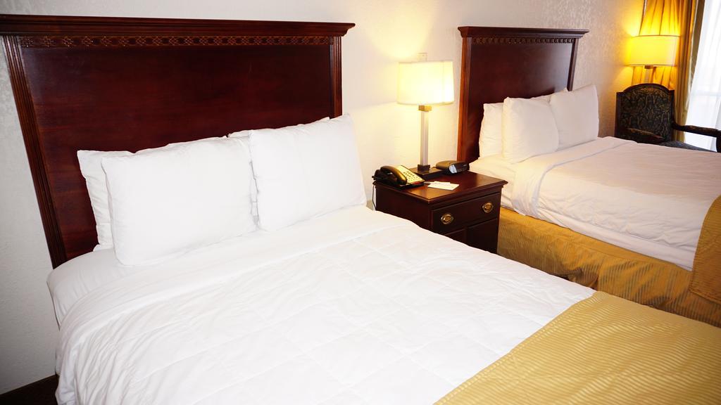 Ramada By Wyndham Wichita Airport Hotel Ngoại thất bức ảnh