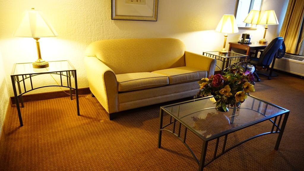 Ramada By Wyndham Wichita Airport Hotel Ngoại thất bức ảnh