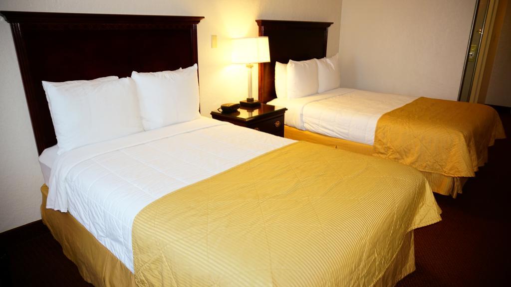 Ramada By Wyndham Wichita Airport Hotel Phòng bức ảnh