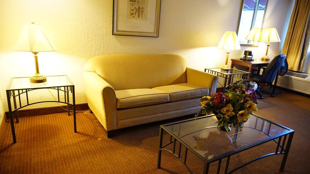 Ramada By Wyndham Wichita Airport Hotel Ngoại thất bức ảnh