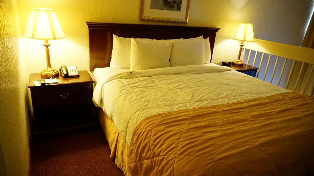 Ramada By Wyndham Wichita Airport Hotel Ngoại thất bức ảnh