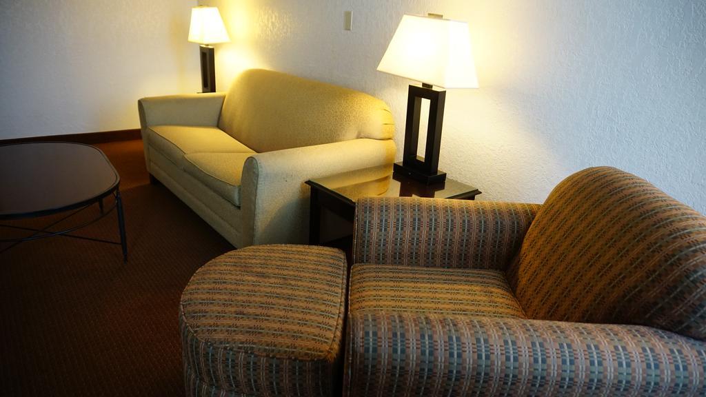 Ramada By Wyndham Wichita Airport Hotel Phòng bức ảnh