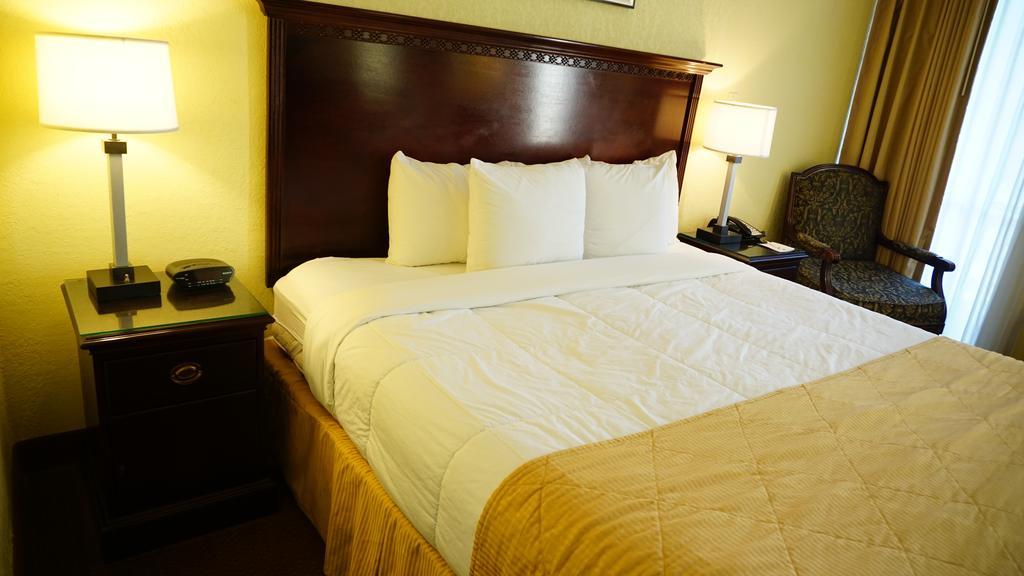 Ramada By Wyndham Wichita Airport Hotel Phòng bức ảnh