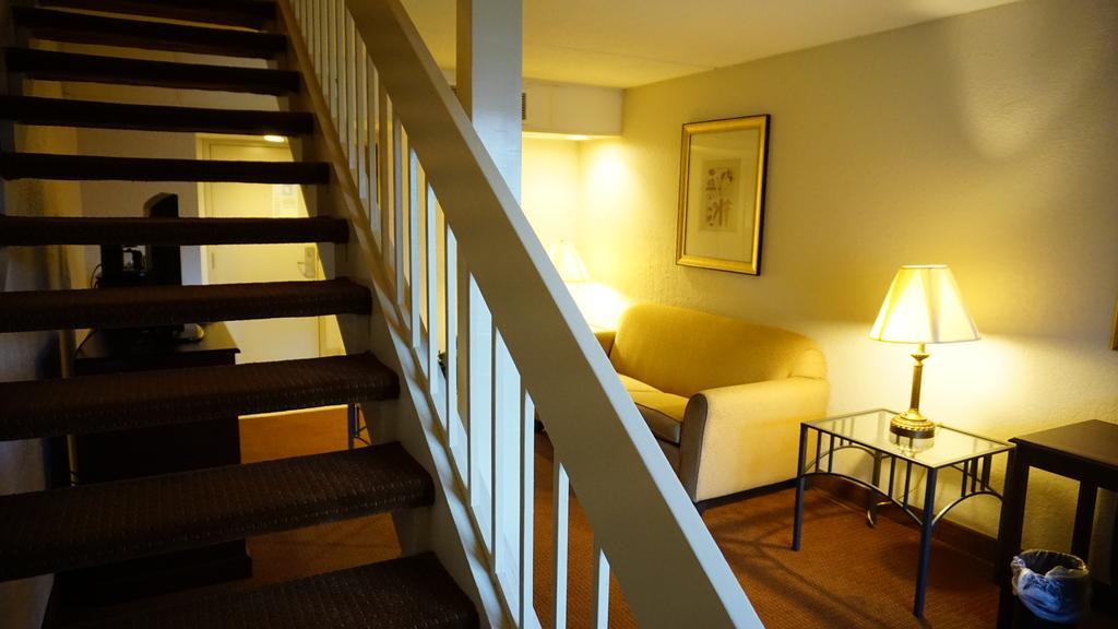Ramada By Wyndham Wichita Airport Hotel Ngoại thất bức ảnh