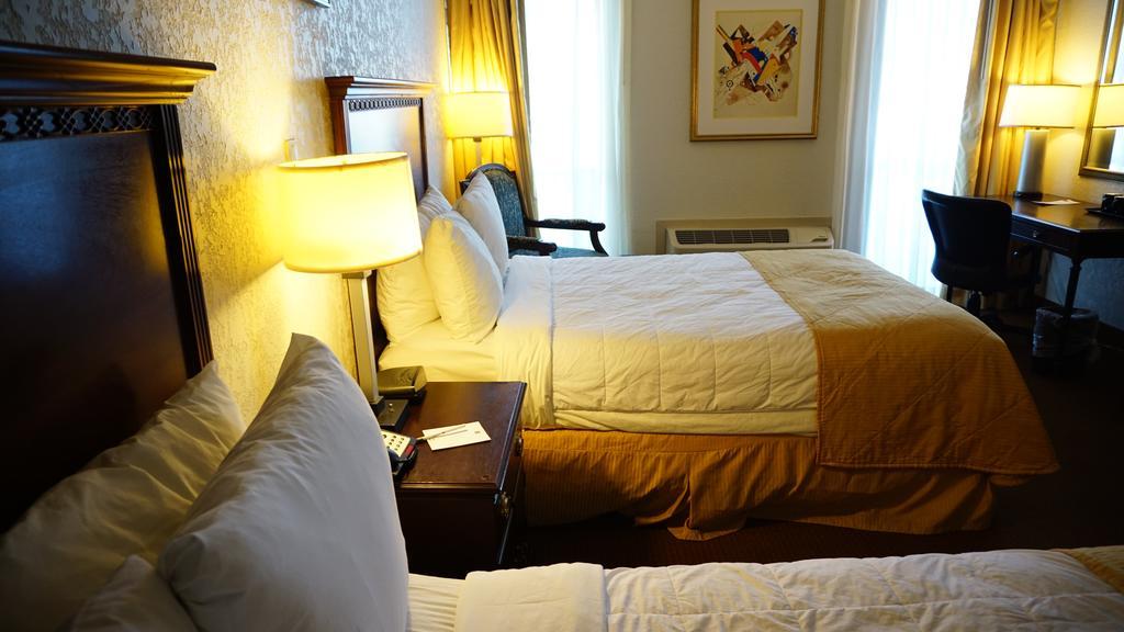 Ramada By Wyndham Wichita Airport Hotel Ngoại thất bức ảnh