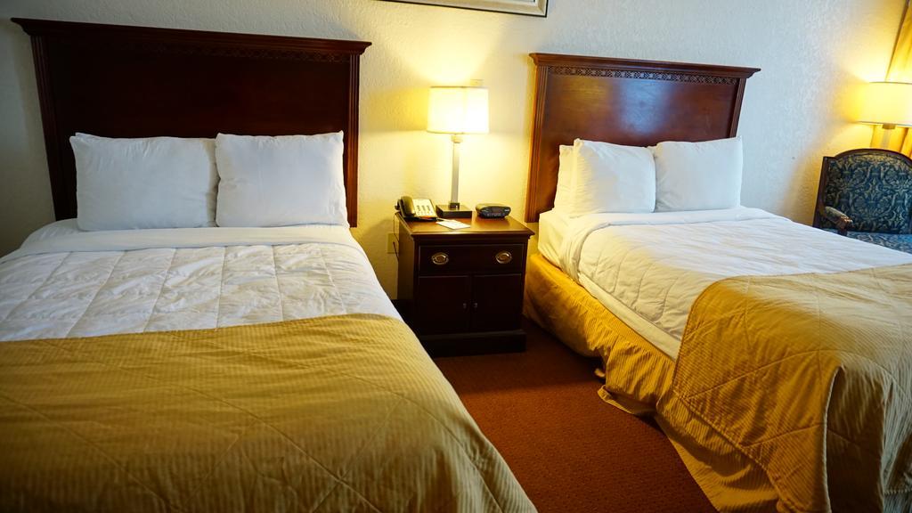 Ramada By Wyndham Wichita Airport Hotel Phòng bức ảnh