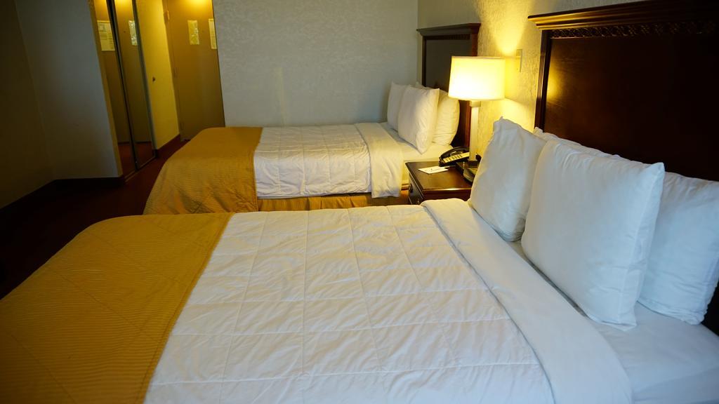 Ramada By Wyndham Wichita Airport Hotel Ngoại thất bức ảnh