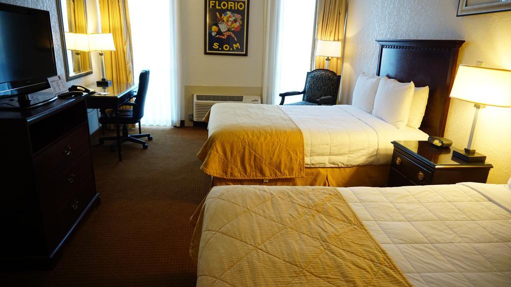 Ramada By Wyndham Wichita Airport Hotel Ngoại thất bức ảnh