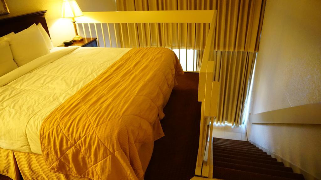 Ramada By Wyndham Wichita Airport Hotel Ngoại thất bức ảnh