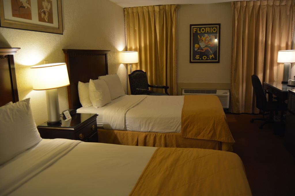 Ramada By Wyndham Wichita Airport Hotel Ngoại thất bức ảnh