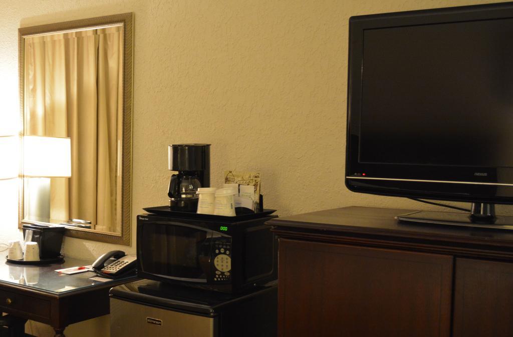 Ramada By Wyndham Wichita Airport Hotel Ngoại thất bức ảnh