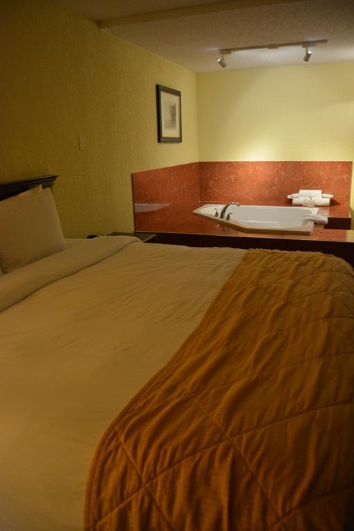 Ramada By Wyndham Wichita Airport Hotel Ngoại thất bức ảnh