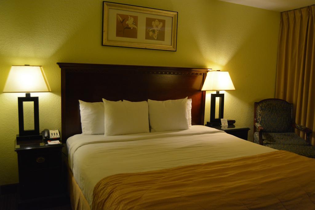 Ramada By Wyndham Wichita Airport Hotel Ngoại thất bức ảnh