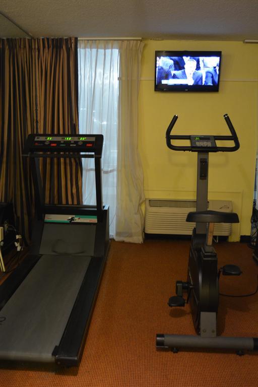 Ramada By Wyndham Wichita Airport Hotel Ngoại thất bức ảnh