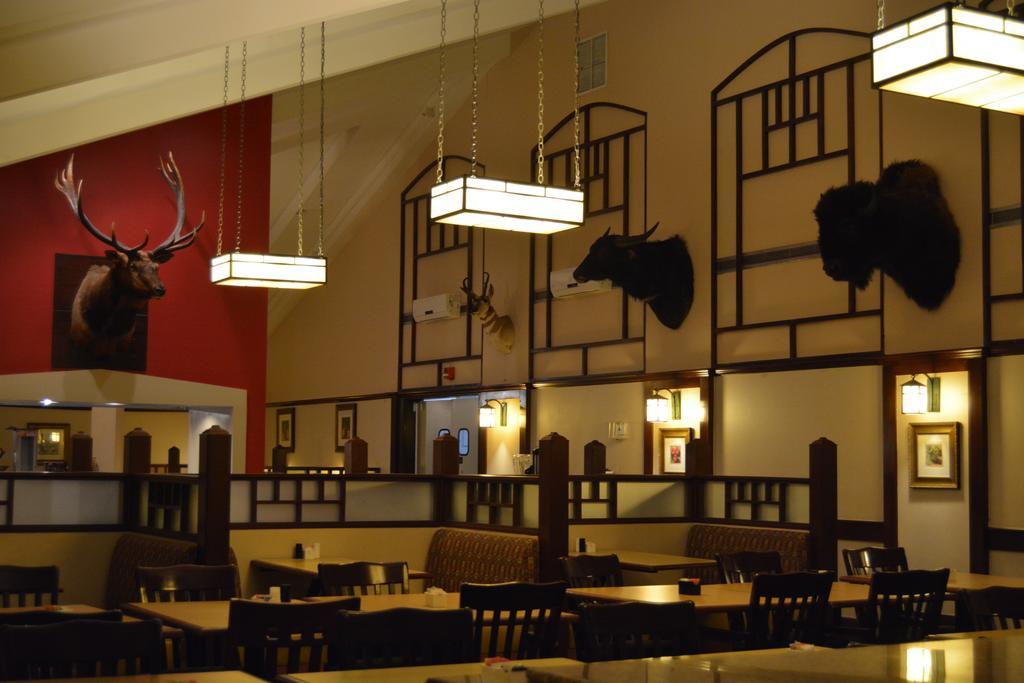 Ramada By Wyndham Wichita Airport Hotel Ngoại thất bức ảnh