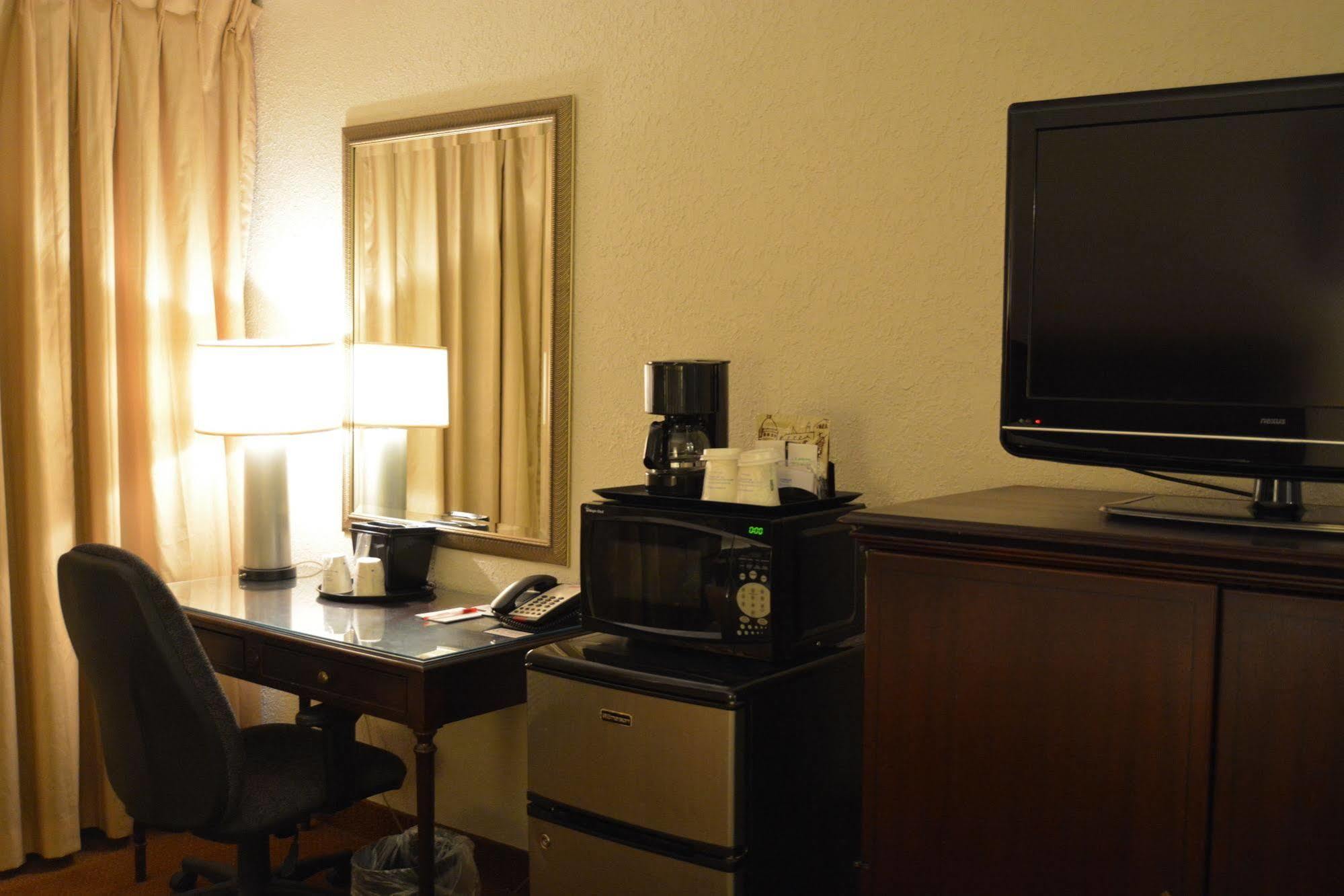 Ramada By Wyndham Wichita Airport Hotel Ngoại thất bức ảnh
