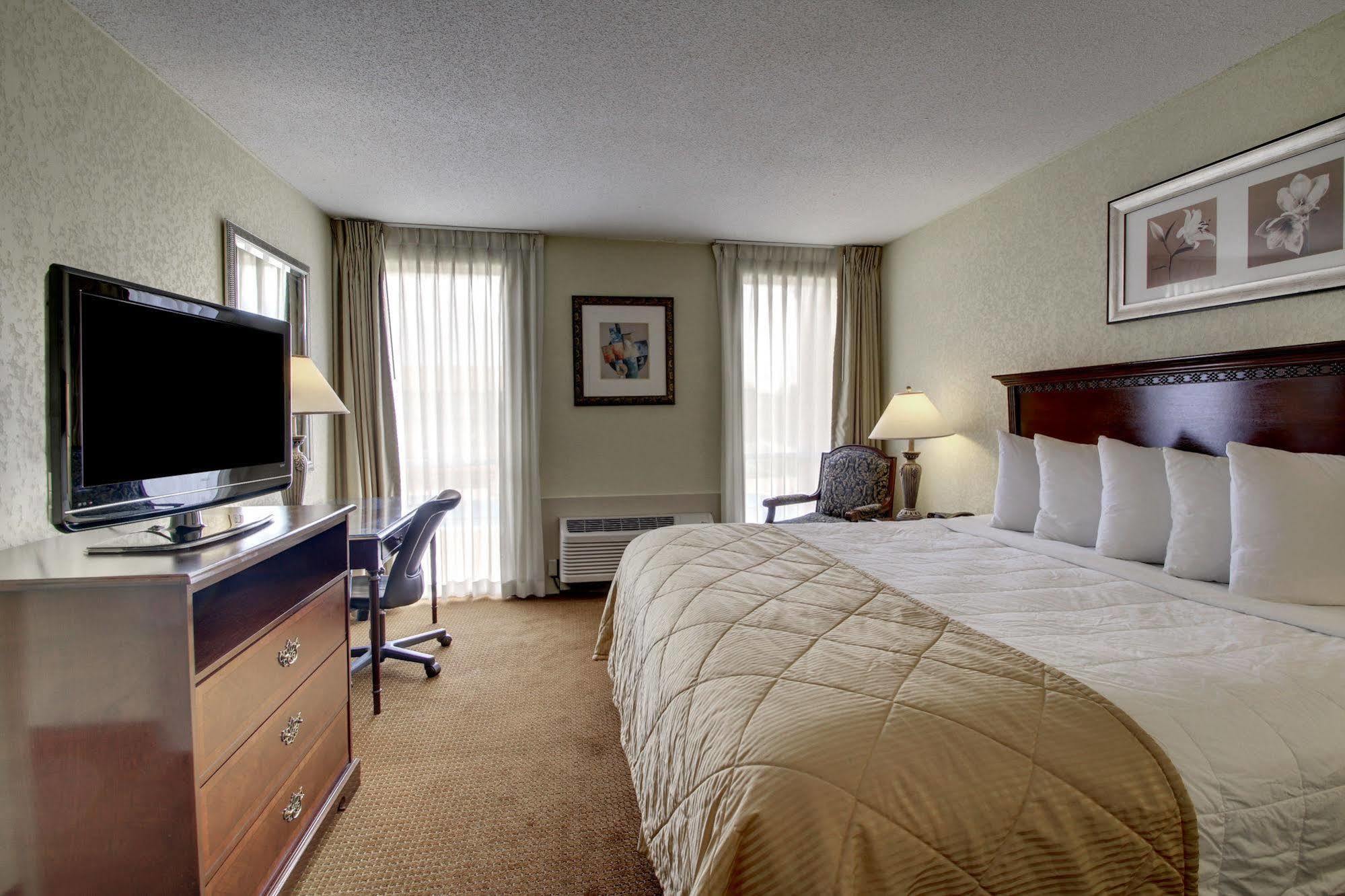 Ramada By Wyndham Wichita Airport Hotel Ngoại thất bức ảnh
