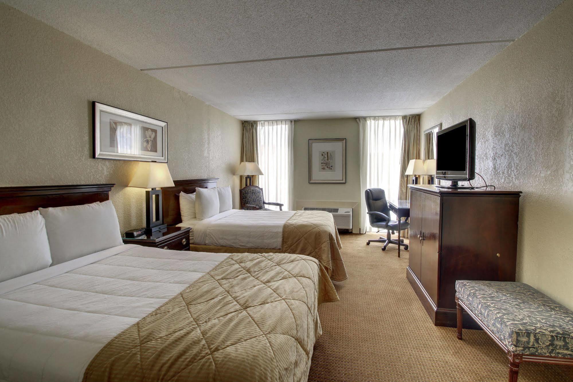 Ramada By Wyndham Wichita Airport Hotel Ngoại thất bức ảnh