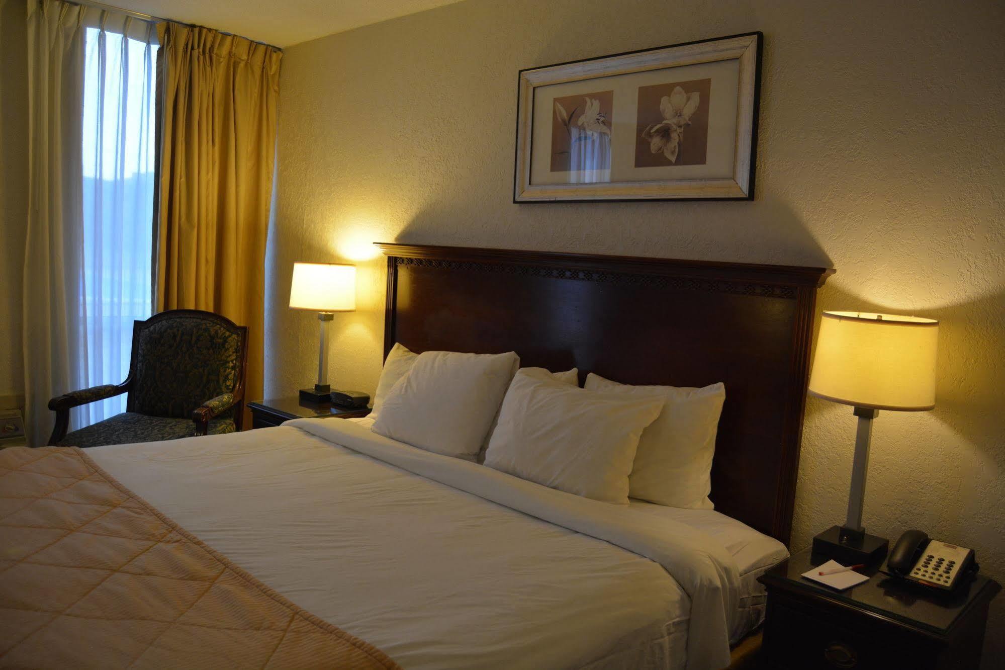 Ramada By Wyndham Wichita Airport Hotel Ngoại thất bức ảnh