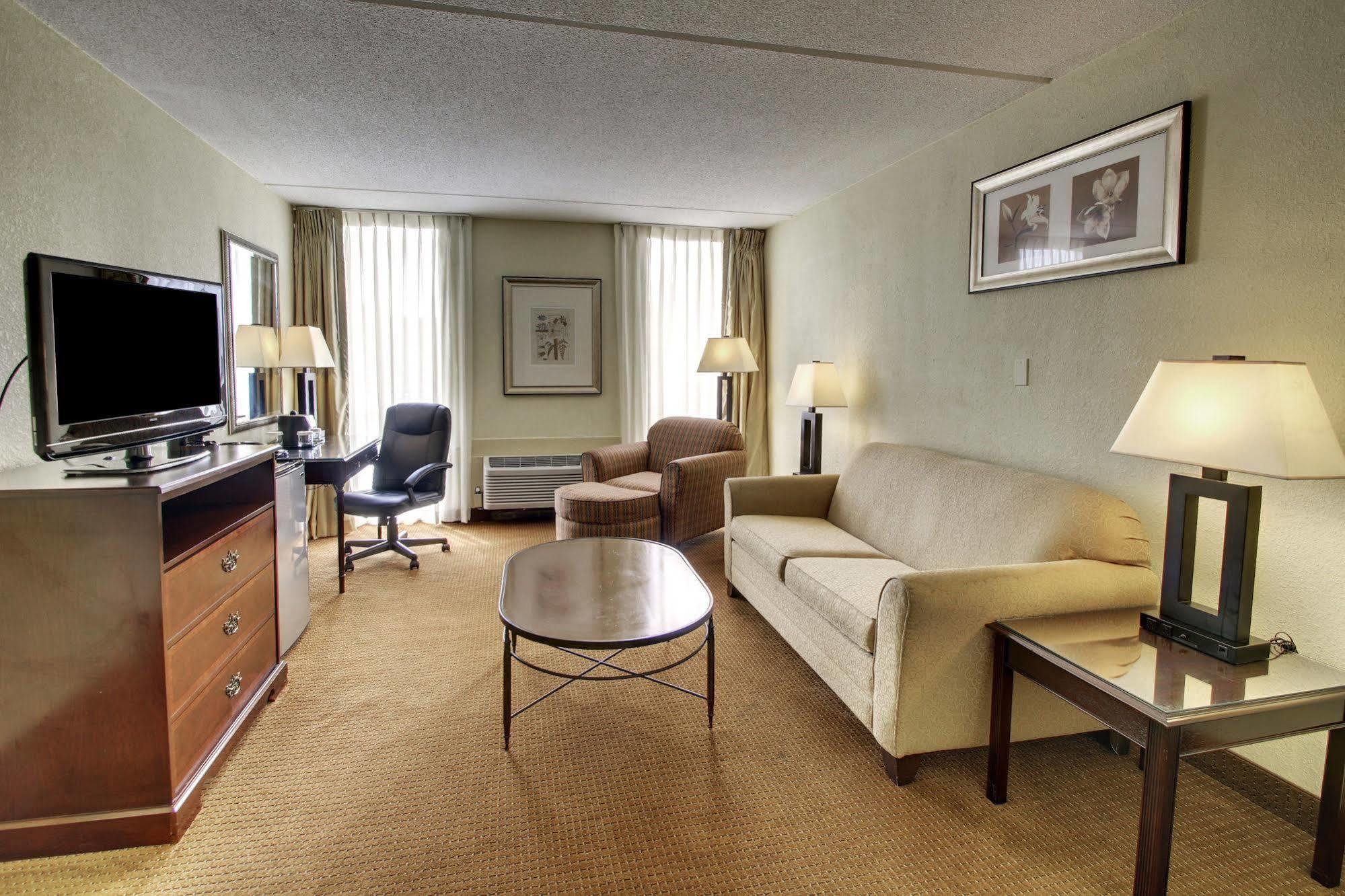 Ramada By Wyndham Wichita Airport Hotel Ngoại thất bức ảnh