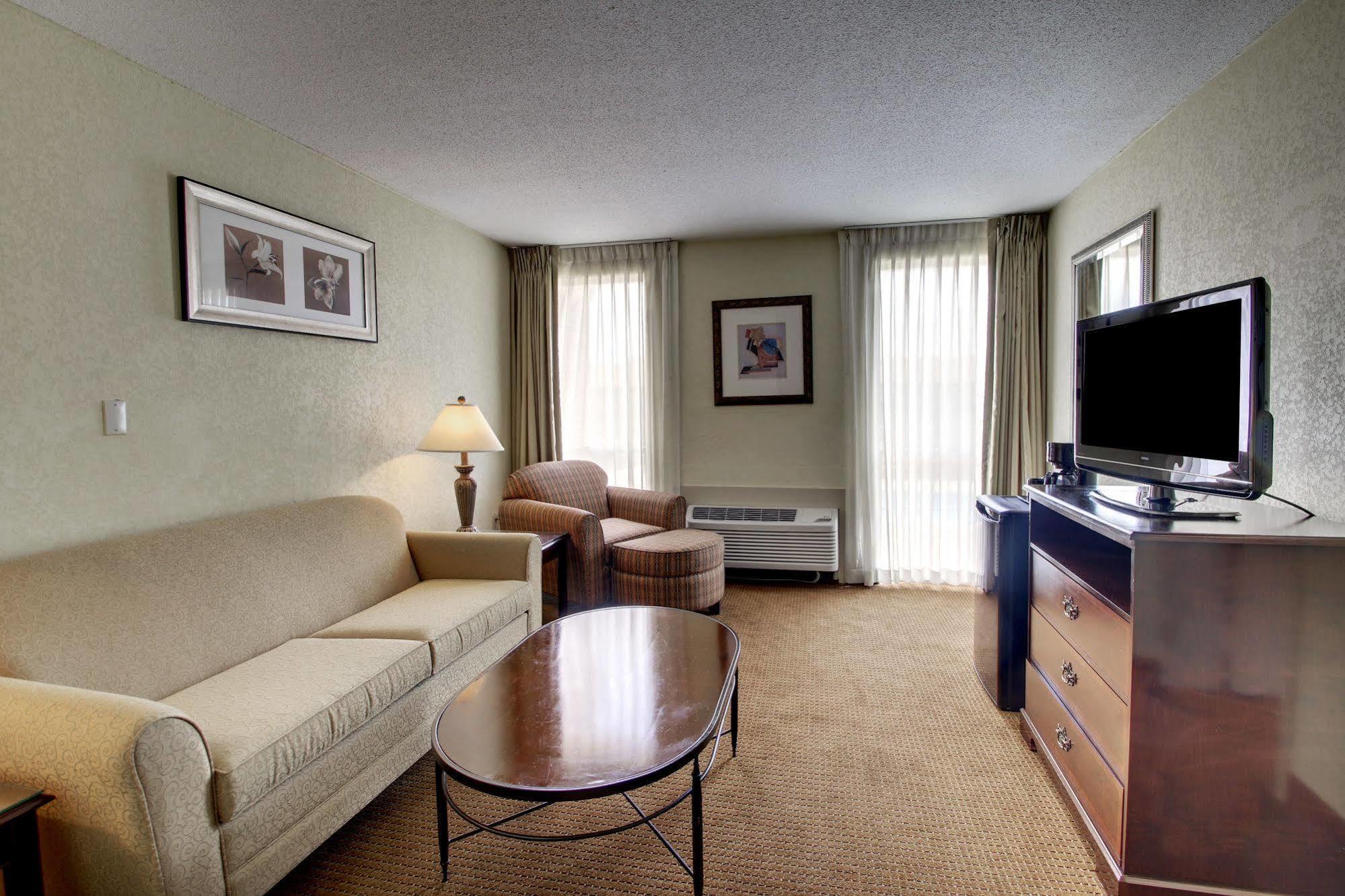 Ramada By Wyndham Wichita Airport Hotel Ngoại thất bức ảnh