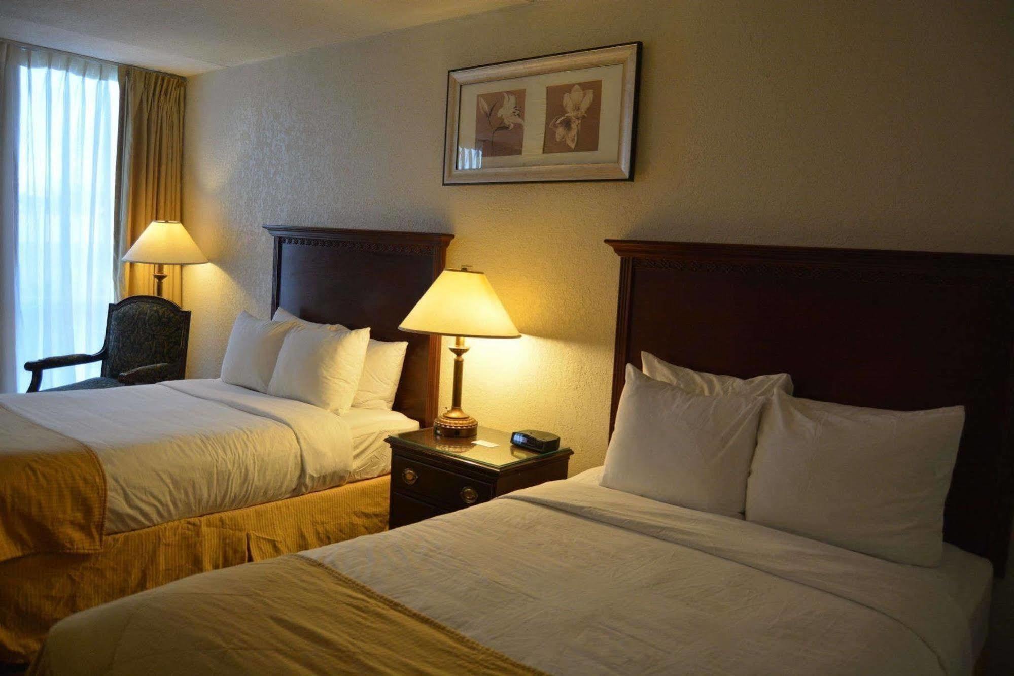 Ramada By Wyndham Wichita Airport Hotel Ngoại thất bức ảnh