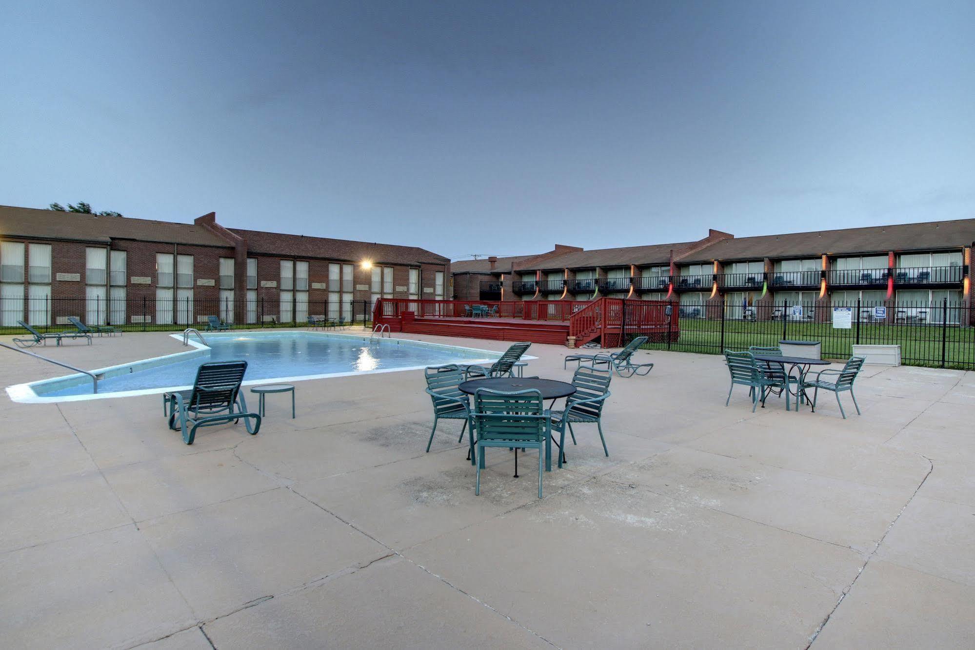 Ramada By Wyndham Wichita Airport Hotel Ngoại thất bức ảnh