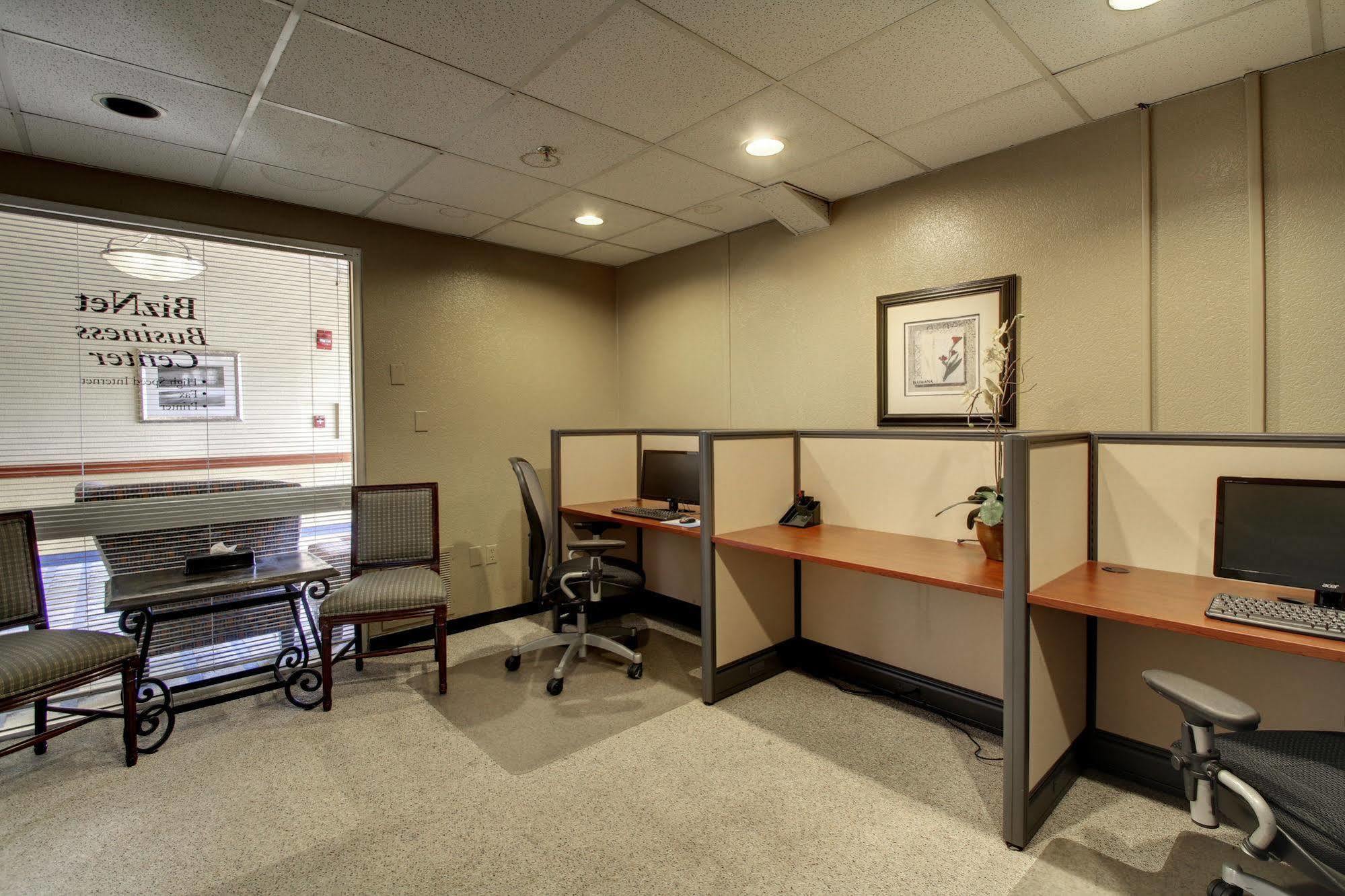 Ramada By Wyndham Wichita Airport Hotel Ngoại thất bức ảnh